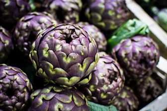 foodiesfeed.com_organic-purple-artichoke-at-a-local-farmers-market (ko